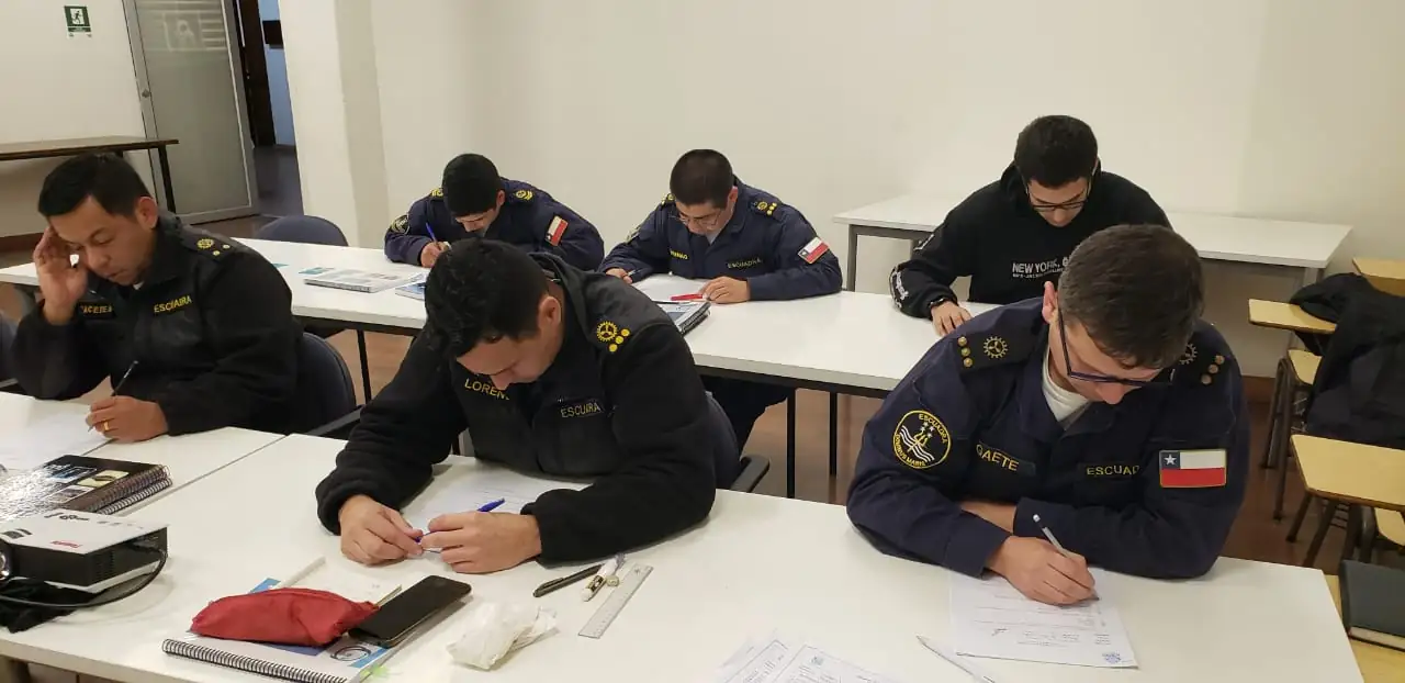alumnos rindiendo examen